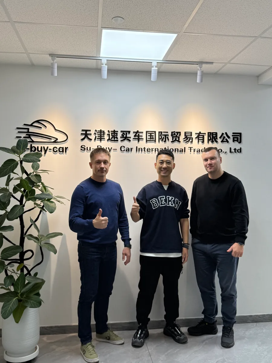 SUBUYCAR与海外合作伙伴在办公室合影