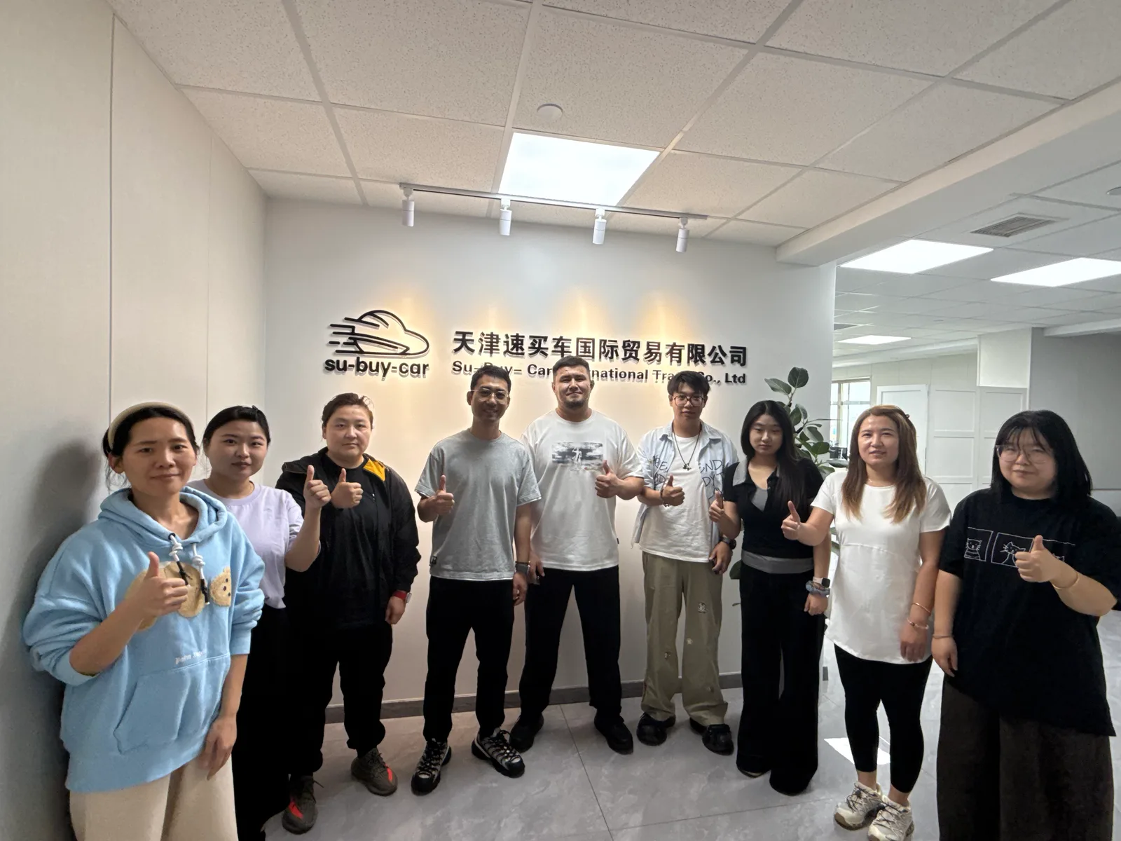 SUBUYCAR团队与客户在办公室合影