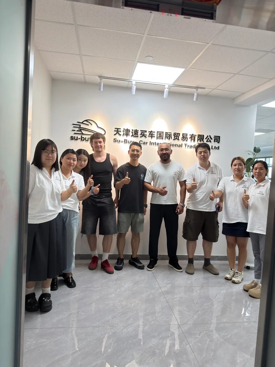 SUBUYCAR团队与海外合作伙伴合影